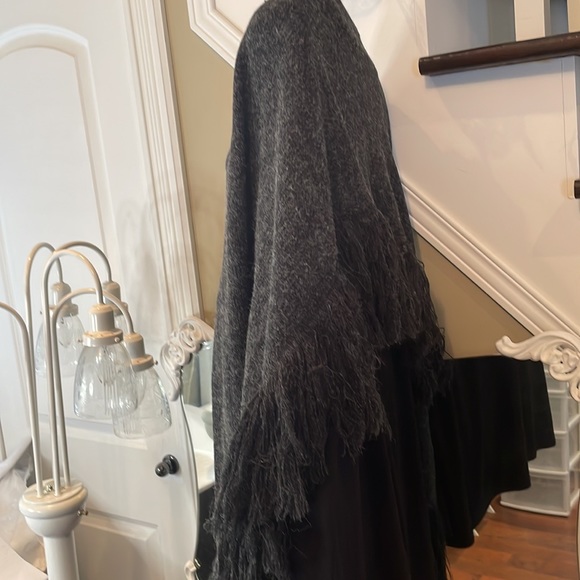 Grey Reading Shawl with Two Pockets - Picture 10 of 11